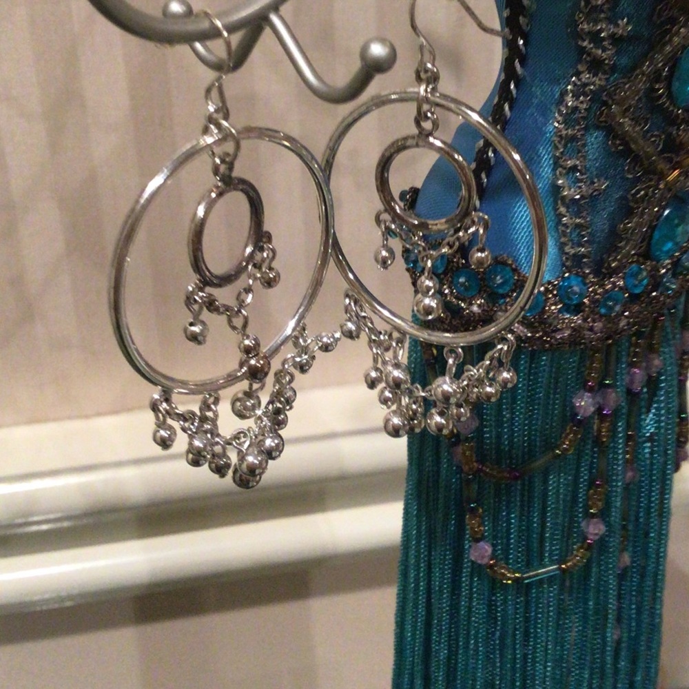 🛍2 for $30🛍 NWOT Silvertone dangling earrings